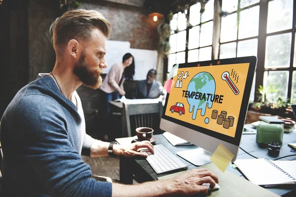 Hombre trabajando con computadora — Foto de Stock