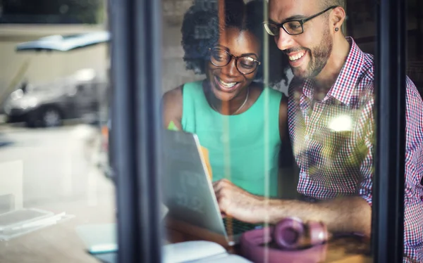 Menschen surfen im Laptop — Stockfoto