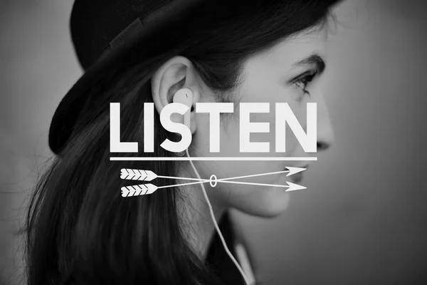 Kvinna lyssnar musik — Stockfoto