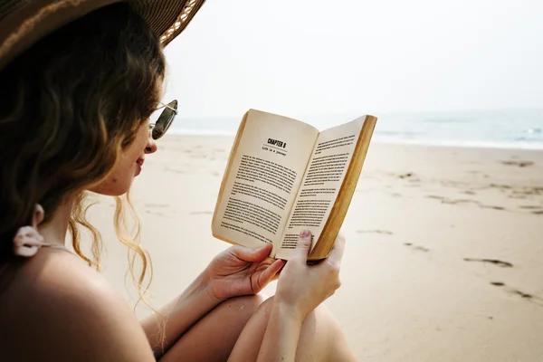 Mulher leitura livro na praia — Fotografia de Stock