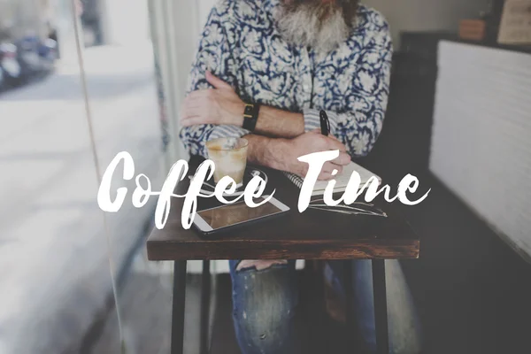 Hombre con barba en la cafetería —  Fotos de Stock