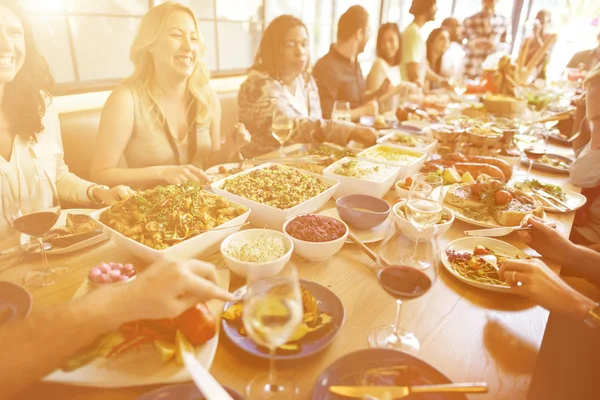 Verschiedene Menschen beim gemeinsamen Abendessen — Stockfoto