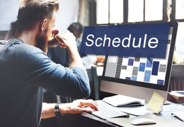 yakışıklı adam bilgisayar ile çalışma