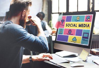 yakışıklı adam bilgisayar ile çalışma