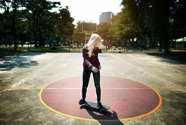 Passeio de mulher no skate — Fotografia de Stock