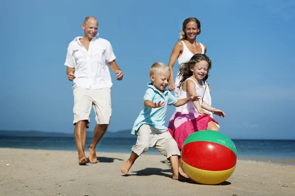 幸福的家庭，与孩子们在海滩 — 图库照片