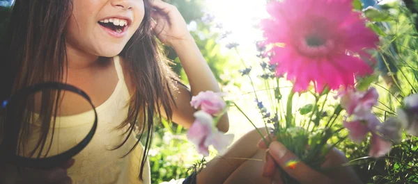 Menina bonito jogar no parque — Fotografia de Stock