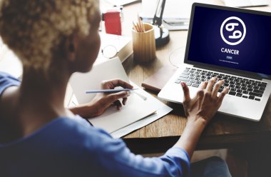 Dizüstü bilgisayarda çalışan kadın 