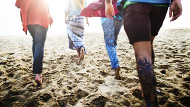 Kumsalda yürüyen arkadaşlar