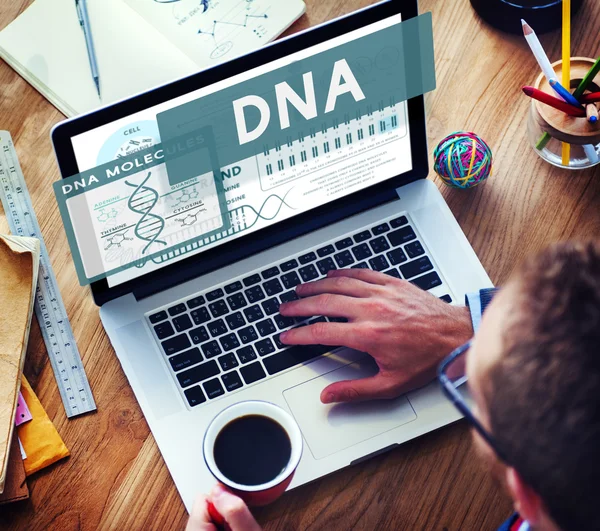 Homme d'affaires utilisant un ordinateur portable avec le concept de l'ADN — Photo
