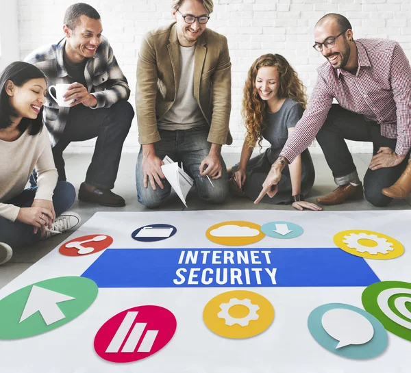 Ontwerpers werken met poster en internet security — Stockfoto