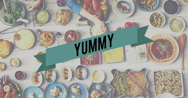 Tabell med mat och Yummy — Stockfoto