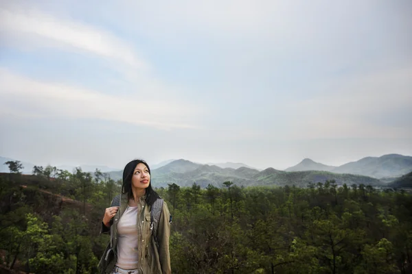 Mulher trekking nas montanhas — Fotografia de Stock