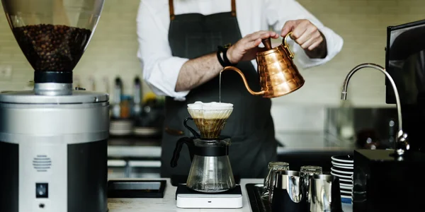 Barista fazendo café no café — Fotografia de Stock