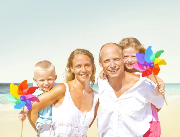 Família com crianças na praia — Fotografia de Stock