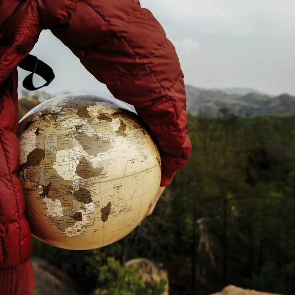 Persona che tiene globo — Foto Stock