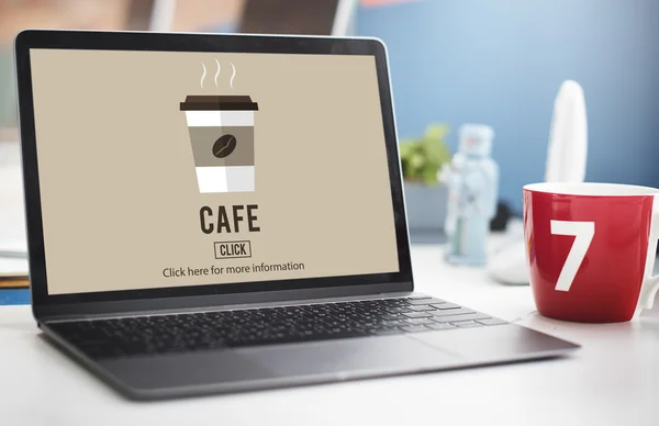 Laptop e caneca vermelha na mesa — Fotografia de Stock