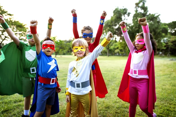 Anak-anak dengan kostum Superhero — Stok Foto