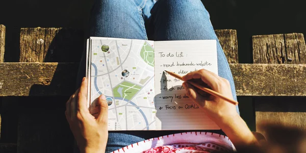 Девушка путешествует по дорожной карте — стоковое фото