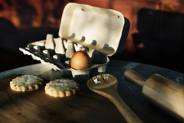 One egg in box on table — Stock Photo, Image