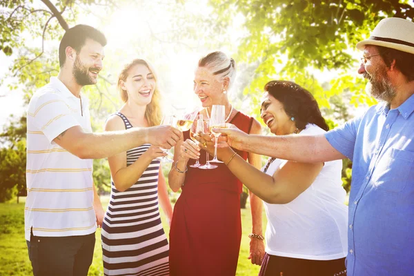 Groep mensen op picknick in het park — Stockfoto