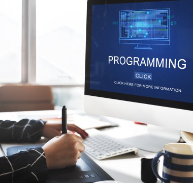 çalışan kişi bilgisayar ile