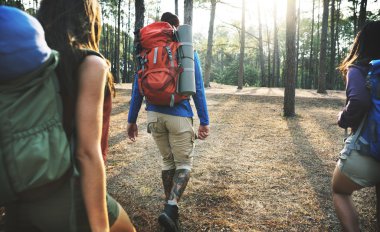 Doğada Hiking insanlar