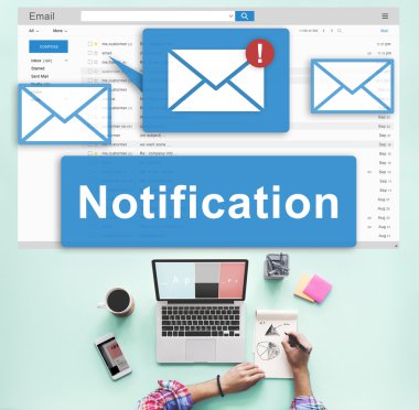 laptop ile çalışan kişi 