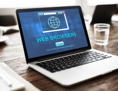 masa üstünde laptop açık