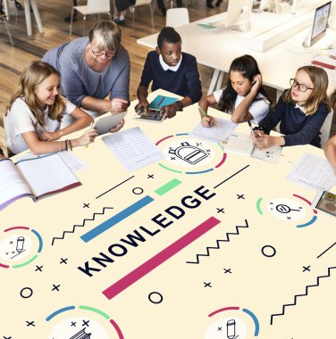 öğretmen okulda öğrenciler ile