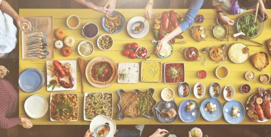 arkadaşlar büyük tablo için yemek