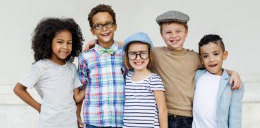 Çocuklar gülüyor ve eğlenin