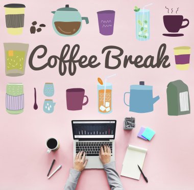 laptop ile çalışan kişi 