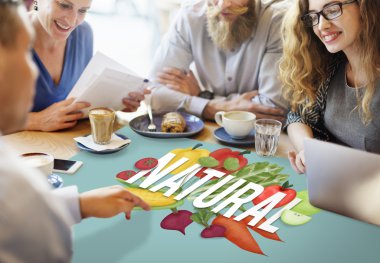 İnsanlar doğal hakkında tartışıyor