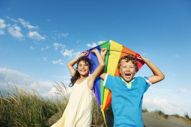 Neşeli çocuklar uçurtma ile oyun