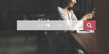 Arka plan dijital aygıt kullanan kadın