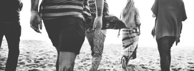 Kumsalda yürüyen arkadaşlar