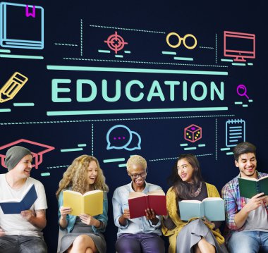 bir grup insan kitap okuma