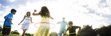 hula hoops ile egzersiz yaparak aile