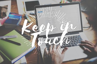 Laptop klavyesinde yazan kişi 