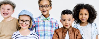 Çocuklar gülüyor ve eğlenin