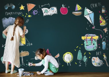 Yazı tahtası üzerinde çizim kızlar