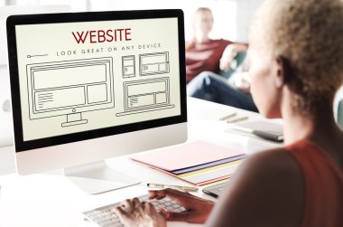 işkadını üstünde bilgisayar Web sitesi ile çalışma