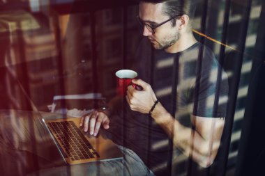 Studio dizüstü bilgisayar ile çalışan fotoğrafçı