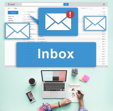 dizüstü bilgisayar kullanan adam