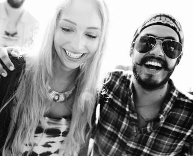 Arkadaşlar plajda eğlenmek