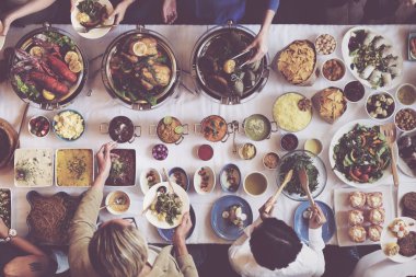 farklı insanlar yemek yiyorsunuz