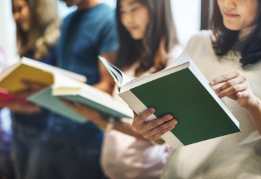 Öğrenciler kitap okuyor 