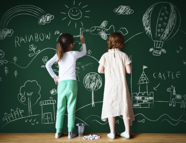 Yazı tahtası üzerinde çizim kızlar