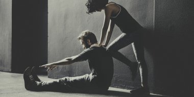 Çift birlikte egzersiz yapıyor